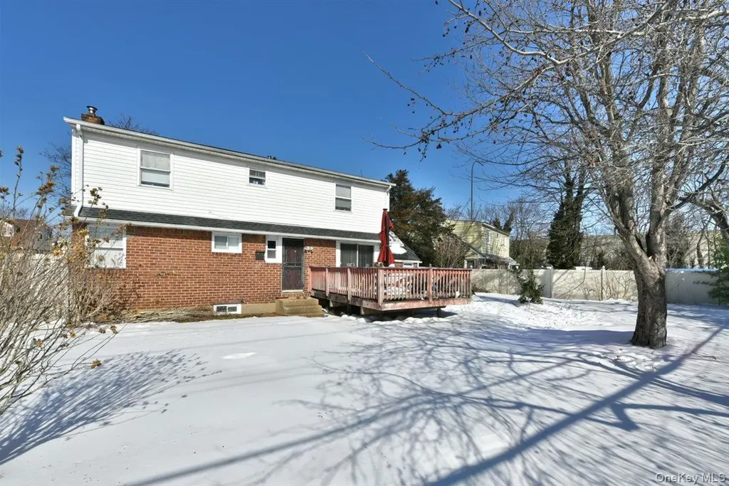 39 Greentree Road Mineola NY 11501