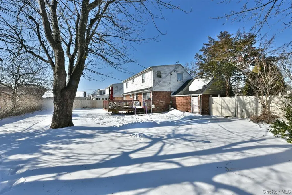 39 Greentree Road Mineola NY 11501
