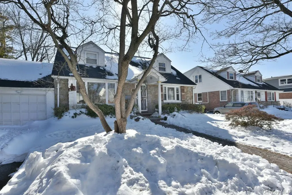 39 Greentree Road Mineola NY 11501