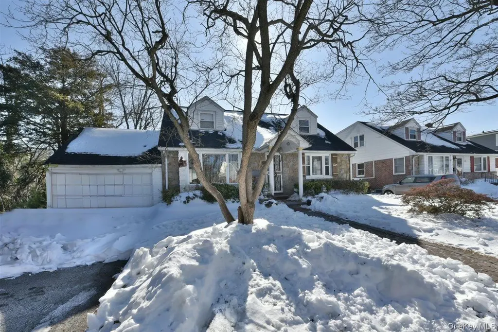 39 Greentree Road Mineola NY 11501