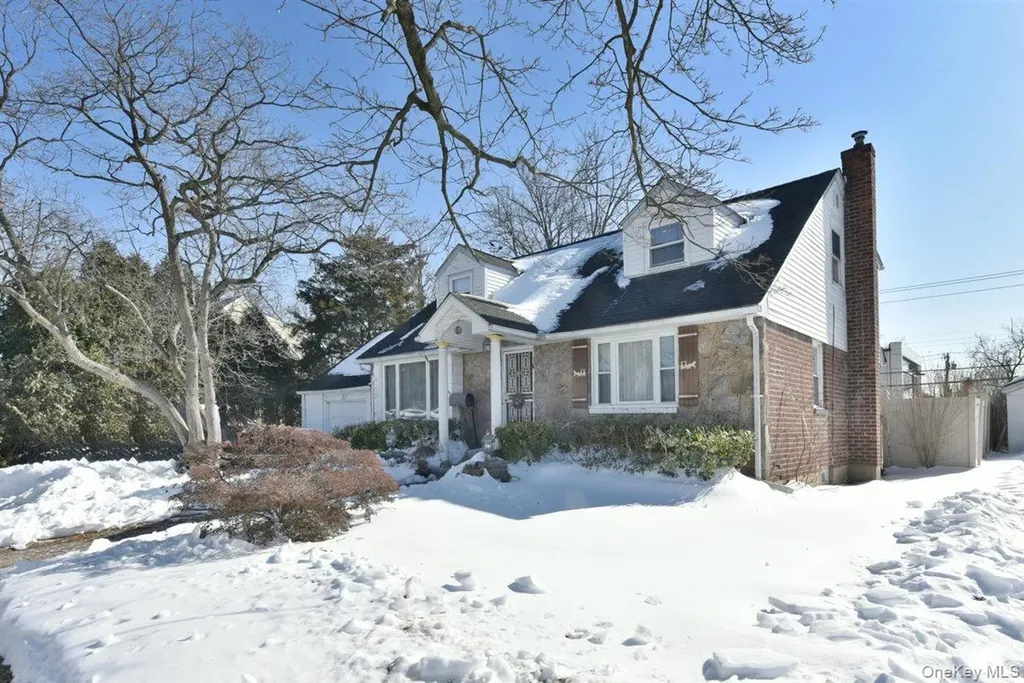 39 Greentree Road Mineola NY 11501
