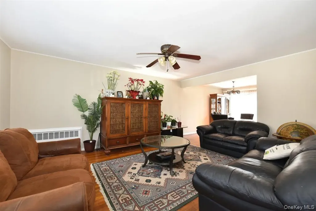 39 Greentree Road Mineola NY 11501