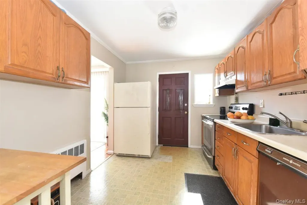 39 Greentree Road Mineola NY 11501
