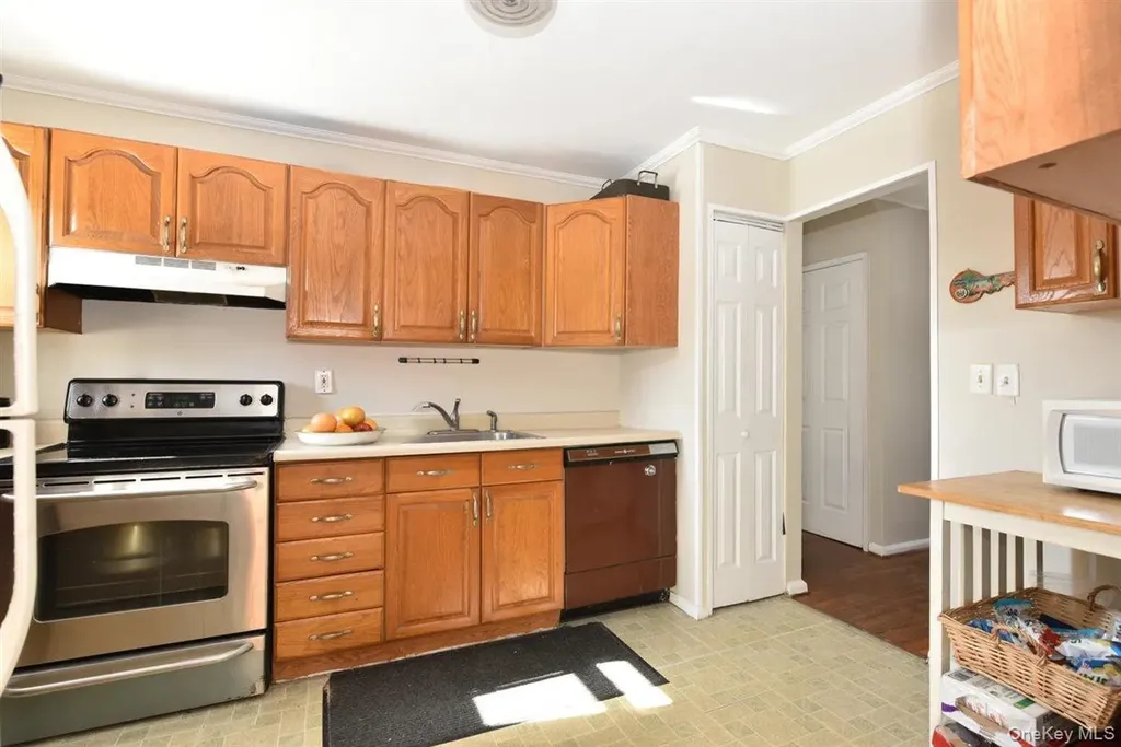 39 Greentree Road Mineola NY 11501