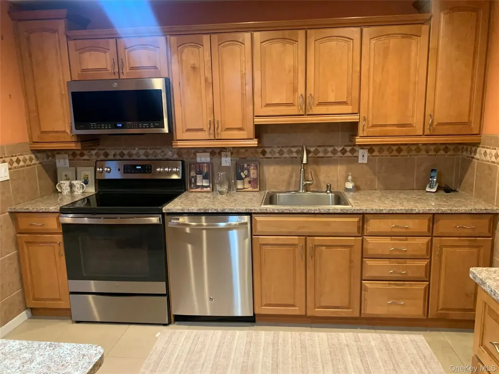 8 Autumn Lane Stony Point NY 10980