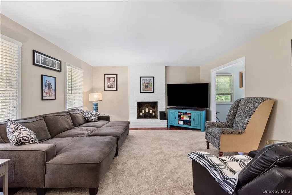 15 Oak Lane Hampton Bays NY 11946