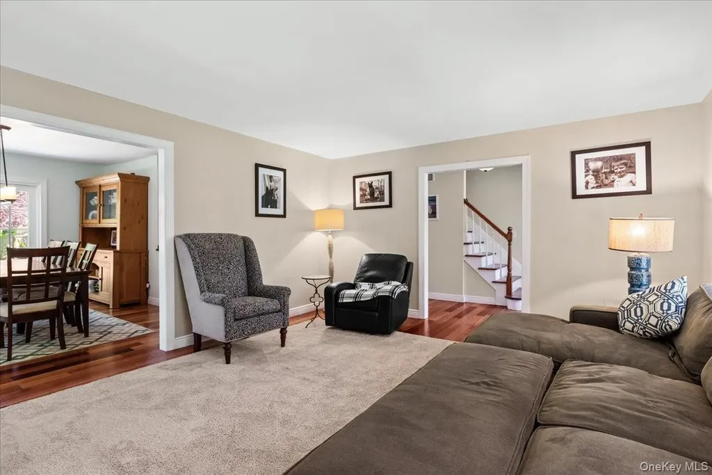 15 Oak Lane Hampton Bays NY 11946
