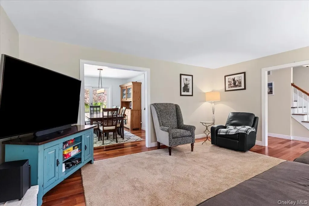 15 Oak Lane Hampton Bays NY 11946