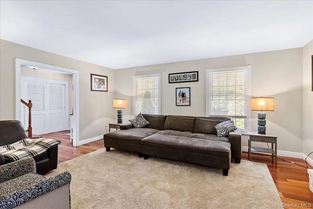 15 Oak Lane Hampton Bays NY 11946