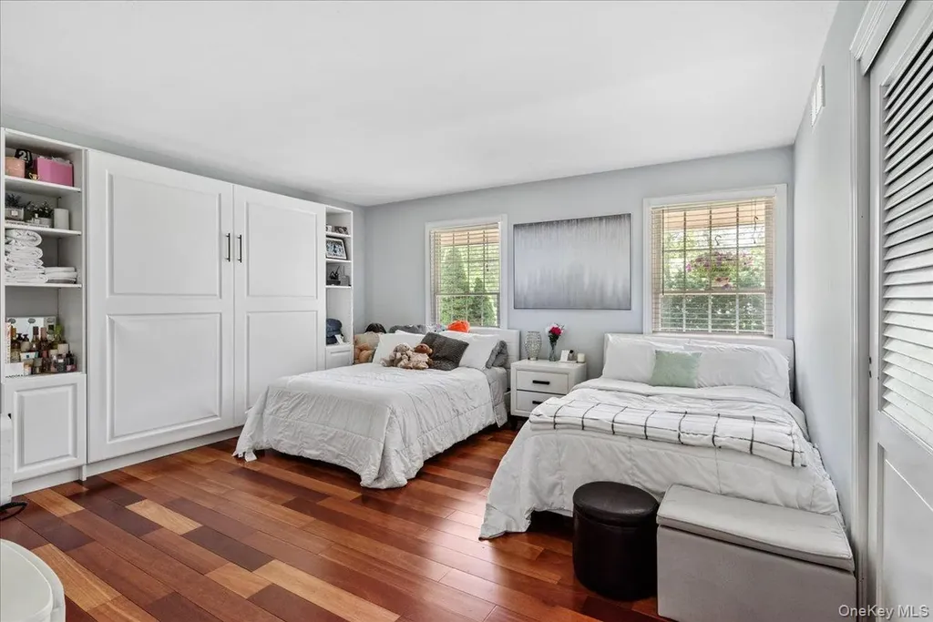 15 Oak Lane Hampton Bays NY 11946