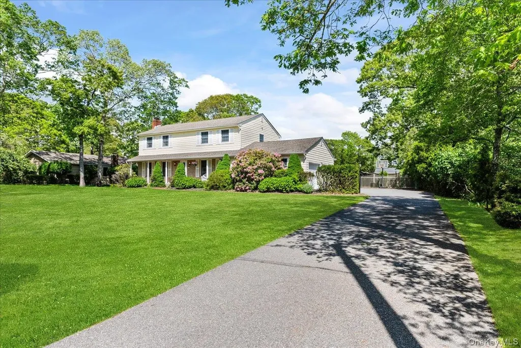 15 Oak Lane Hampton Bays NY 11946