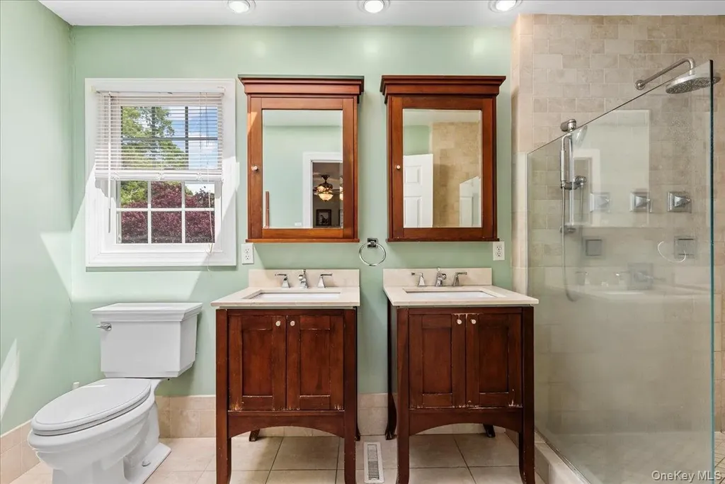 15 Oak Lane Hampton Bays NY 11946
