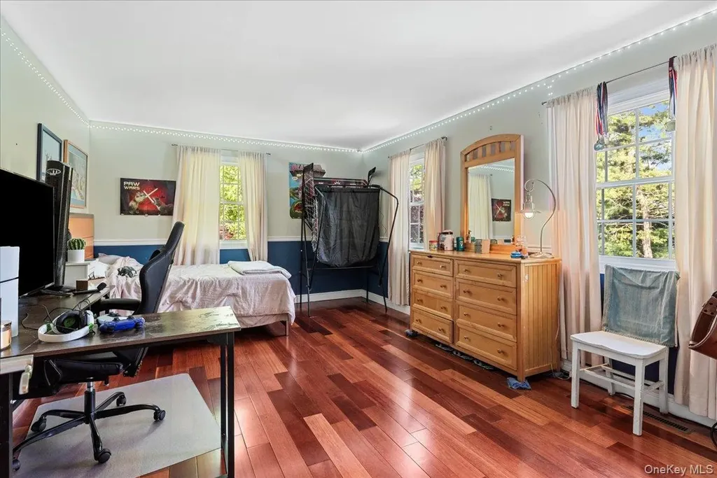 15 Oak Lane Hampton Bays NY 11946