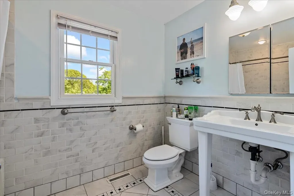15 Oak Lane Hampton Bays NY 11946