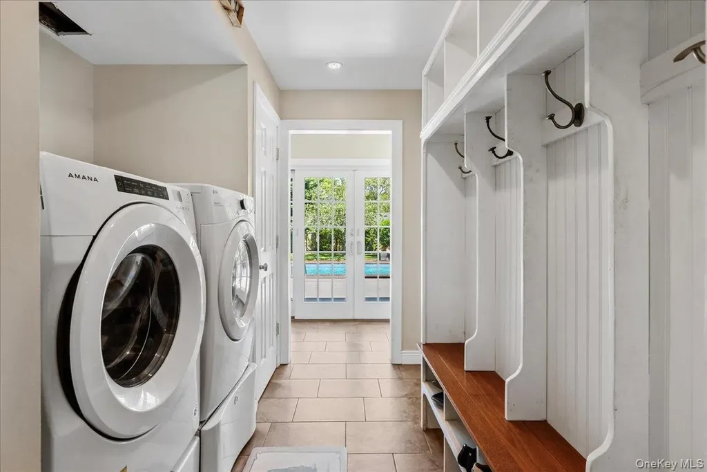 15 Oak Lane Hampton Bays NY 11946
