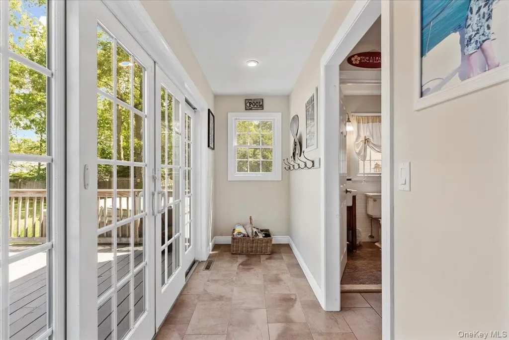15 Oak Lane Hampton Bays NY 11946