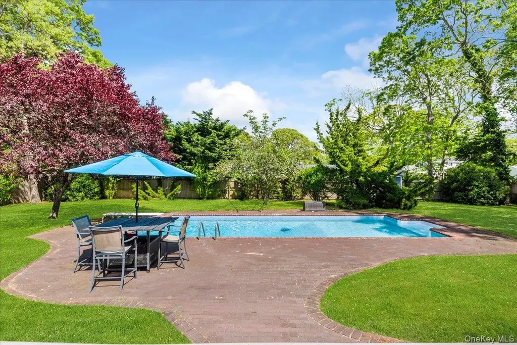 15 Oak Lane Hampton Bays NY 11946