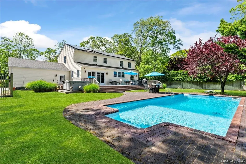 15 Oak Lane Hampton Bays NY 11946