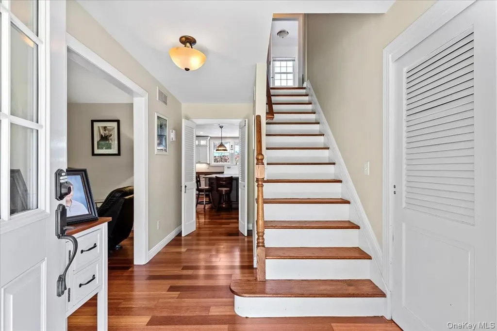 15 Oak Lane Hampton Bays NY 11946