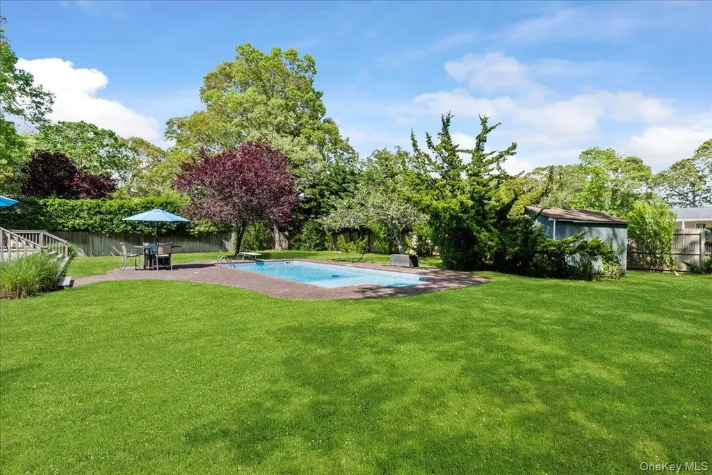 15 Oak Lane Hampton Bays NY 11946