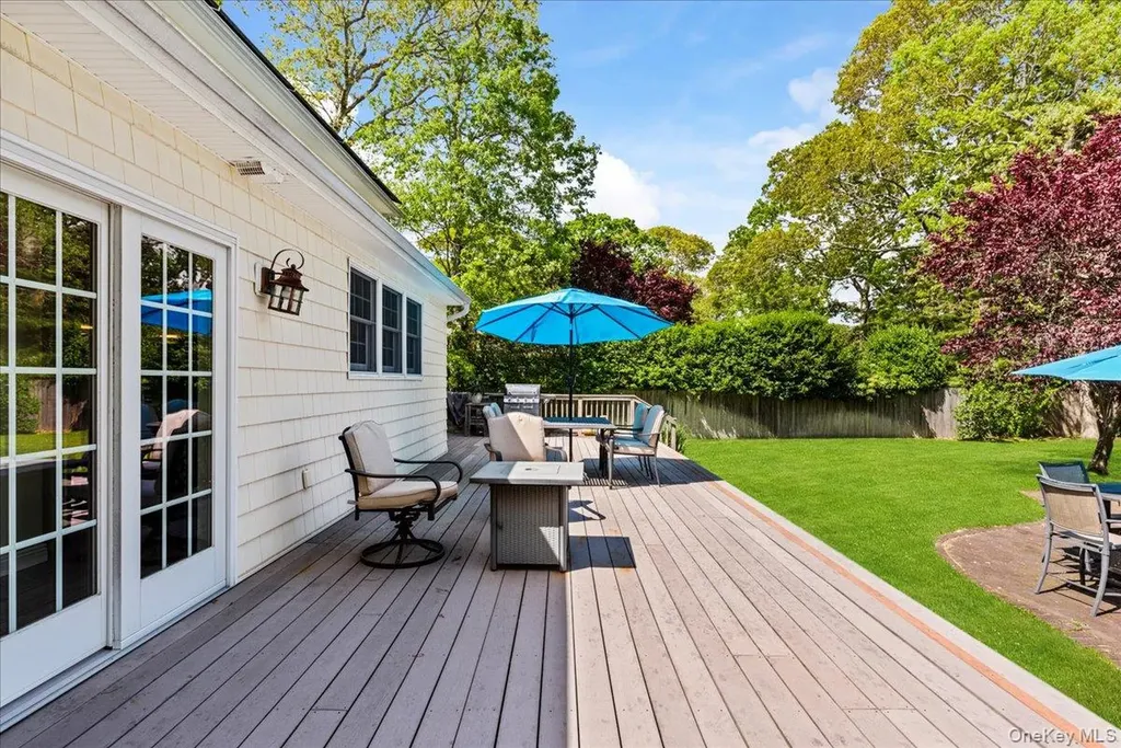 15 Oak Lane Hampton Bays NY 11946