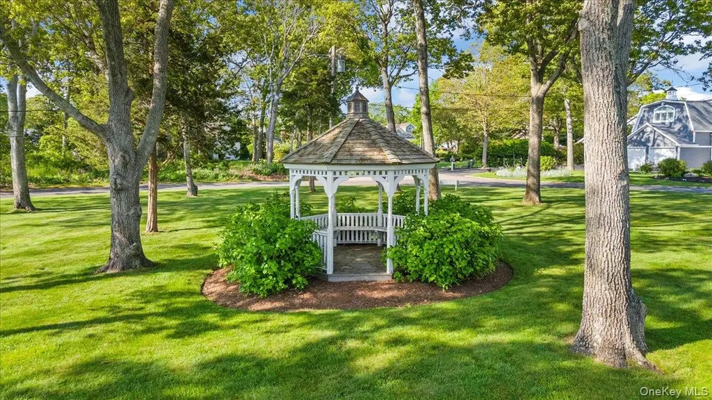 15 Oak Lane Hampton Bays NY 11946