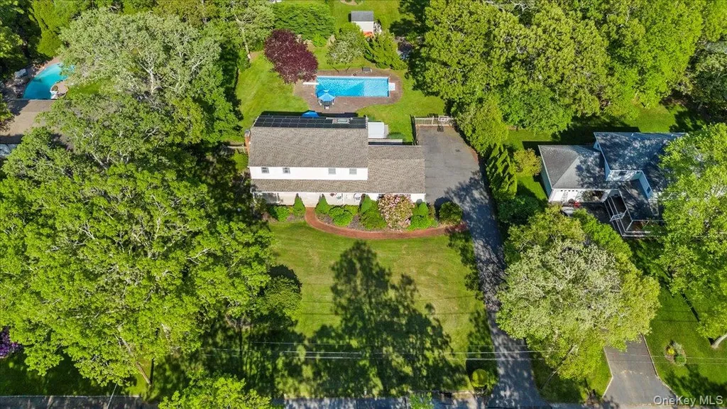 15 Oak Lane Hampton Bays NY 11946