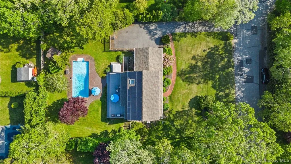 15 Oak Lane Hampton Bays NY 11946