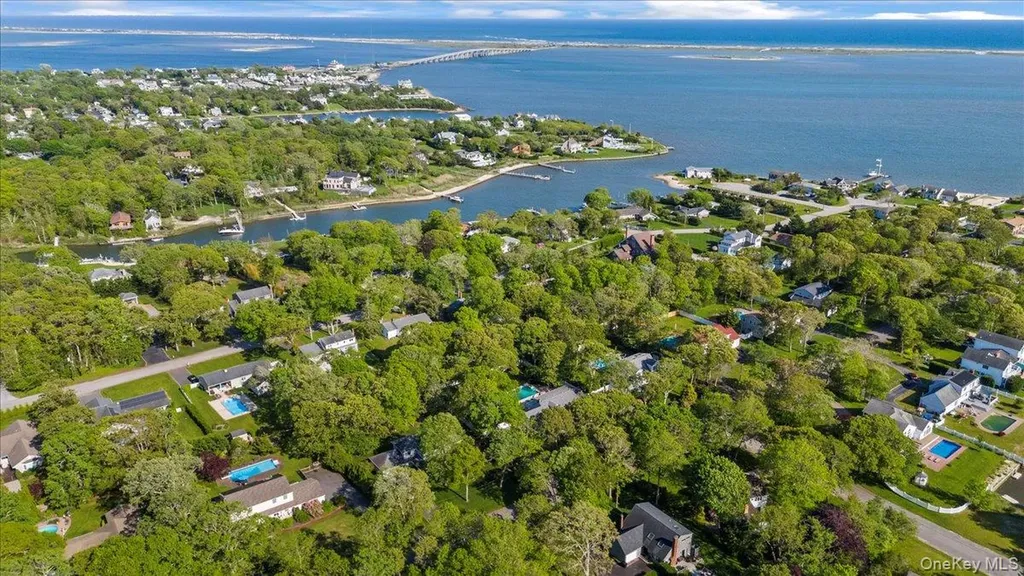 15 Oak Lane Hampton Bays NY 11946