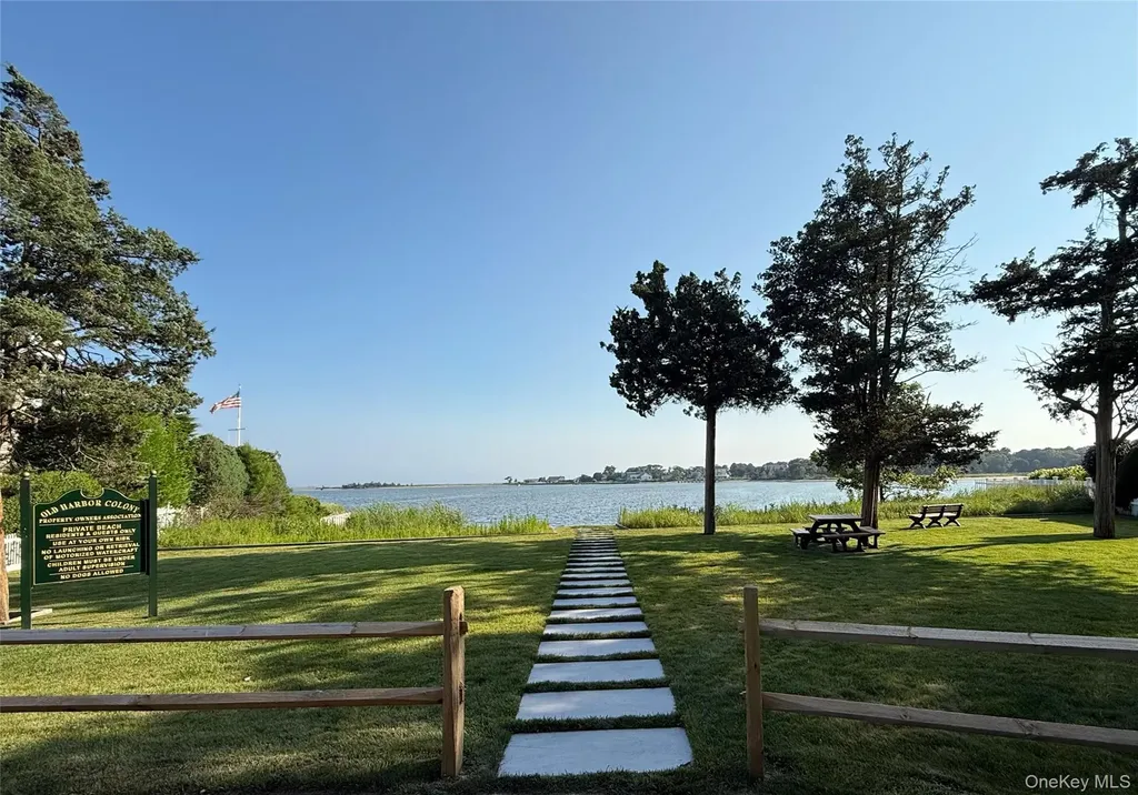 15 Oak Lane Hampton Bays NY 11946