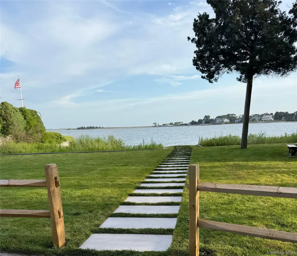 15 Oak Lane Hampton Bays NY 11946