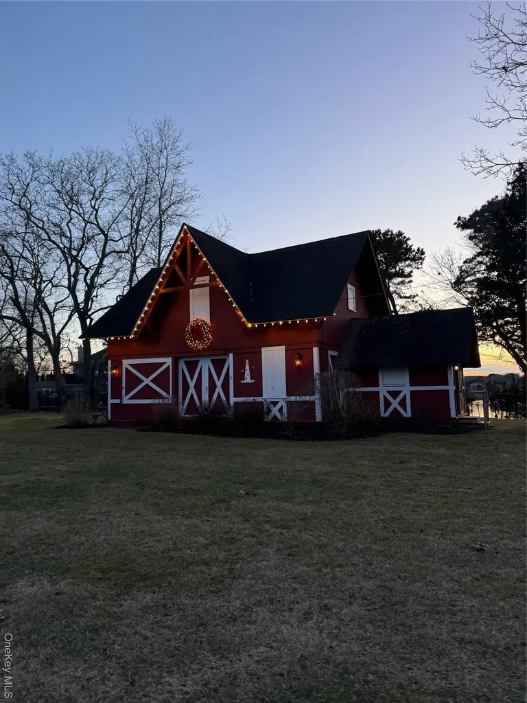 15 Oak Lane Hampton Bays NY 11946