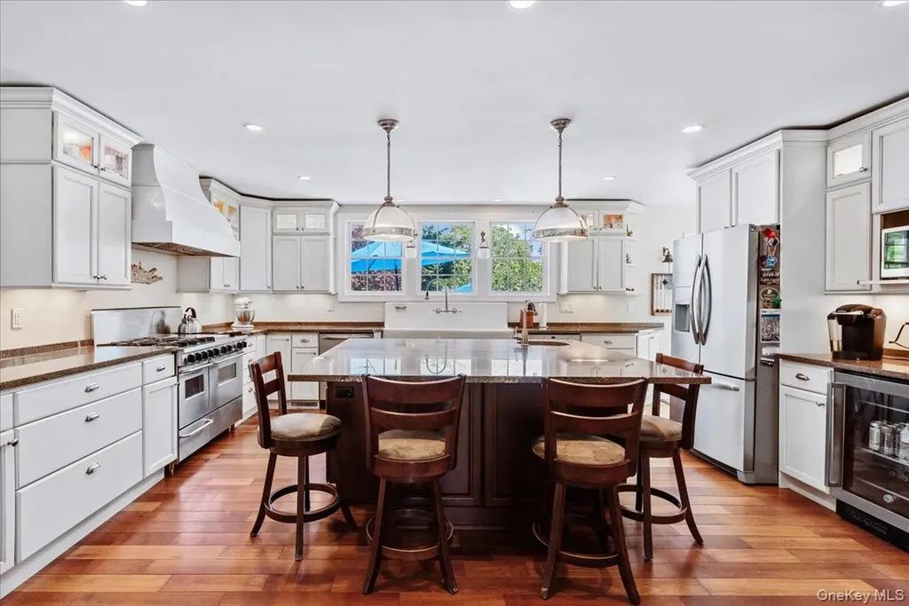 15 Oak Lane Hampton Bays NY 11946