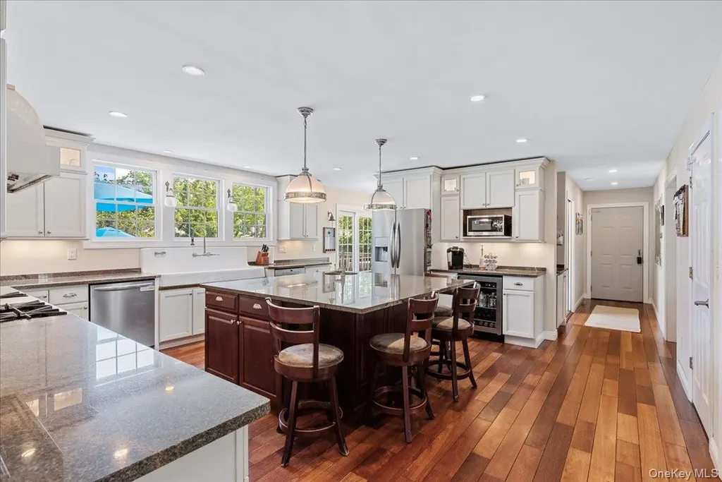 15 Oak Lane Hampton Bays NY 11946