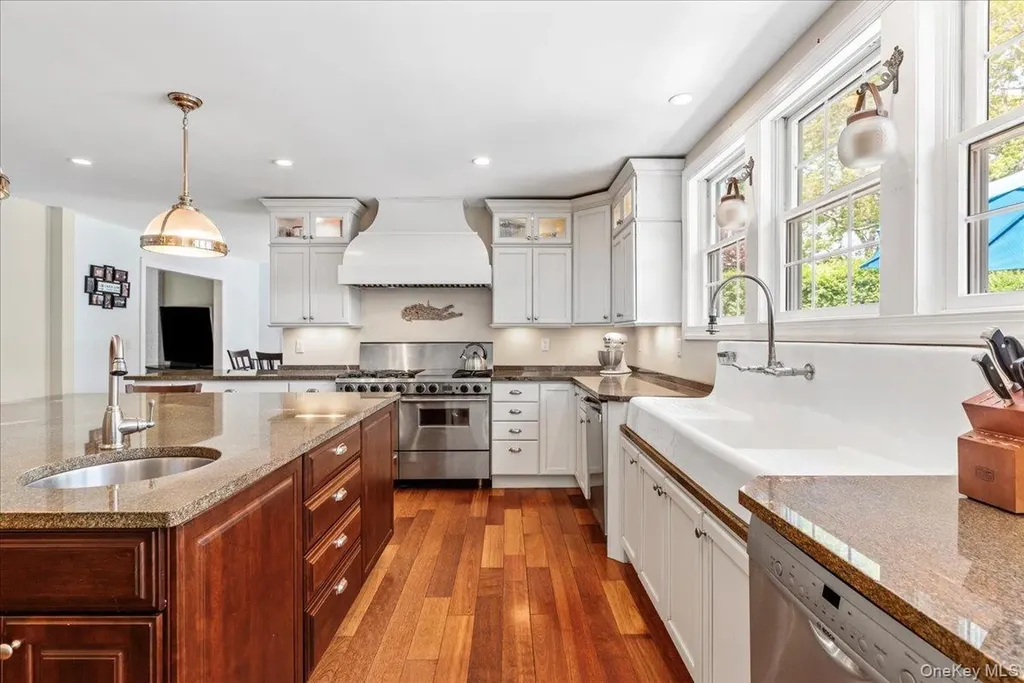 15 Oak Lane Hampton Bays NY 11946