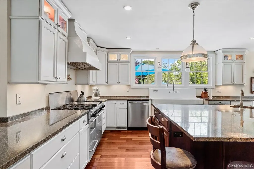 15 Oak Lane Hampton Bays NY 11946