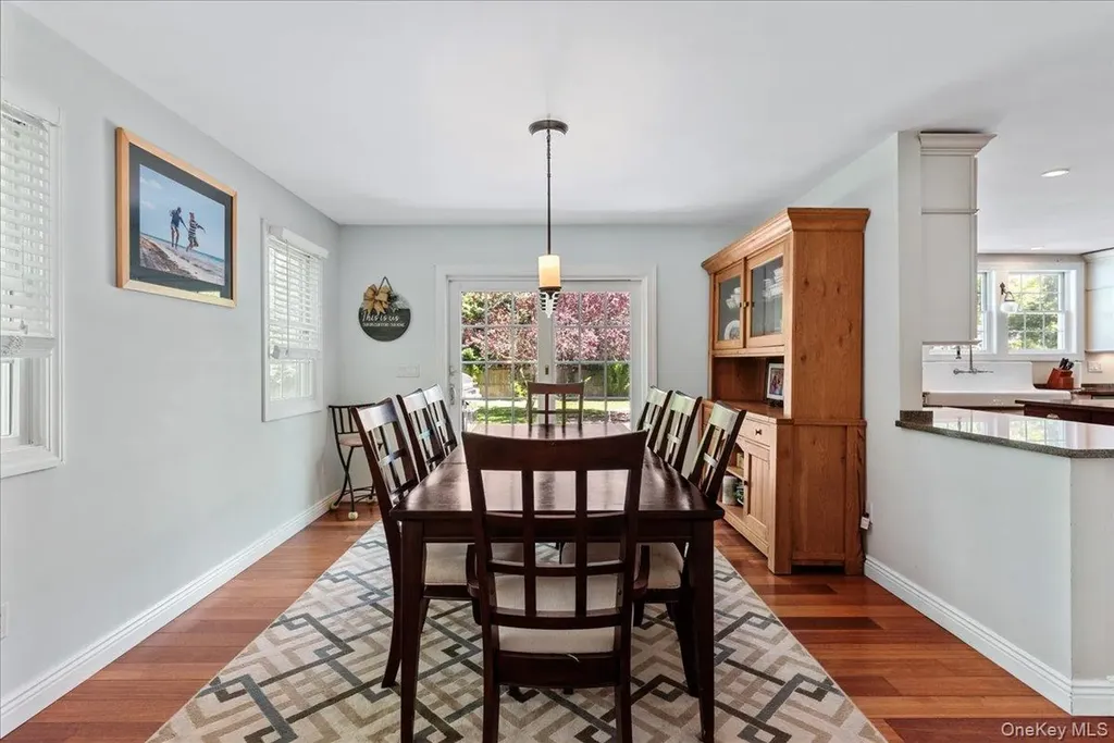 15 Oak Lane Hampton Bays NY 11946