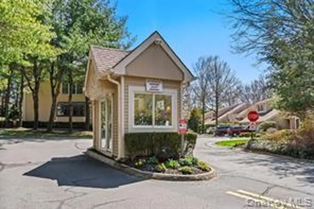 28 Willow Ridge Drive Smithtown NY 11787