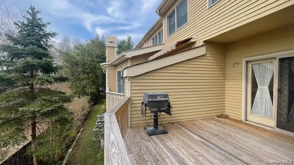 28 Willow Ridge Drive Smithtown NY 11787