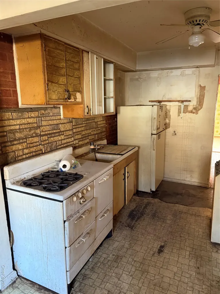 3832 215th Place Bayside NY 11361
