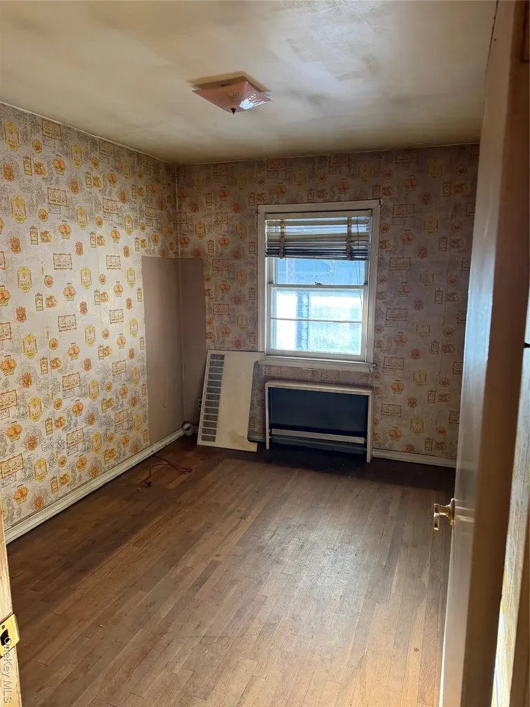3832 215th Place Bayside NY 11361