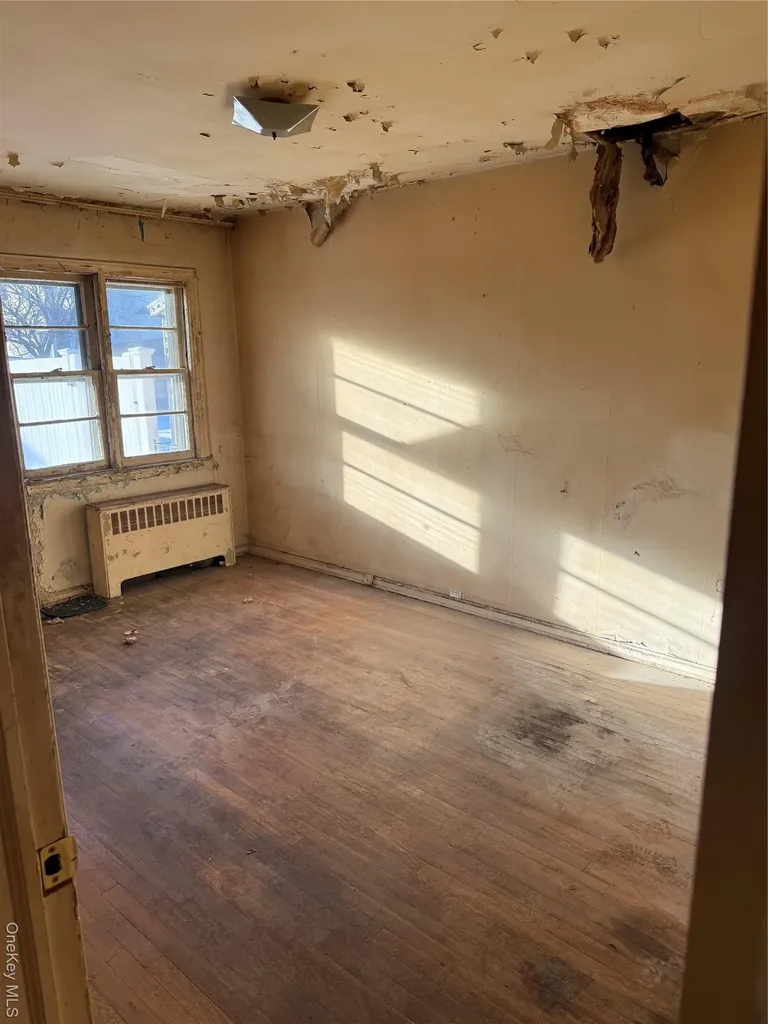 3832 215th Place Bayside NY 11361