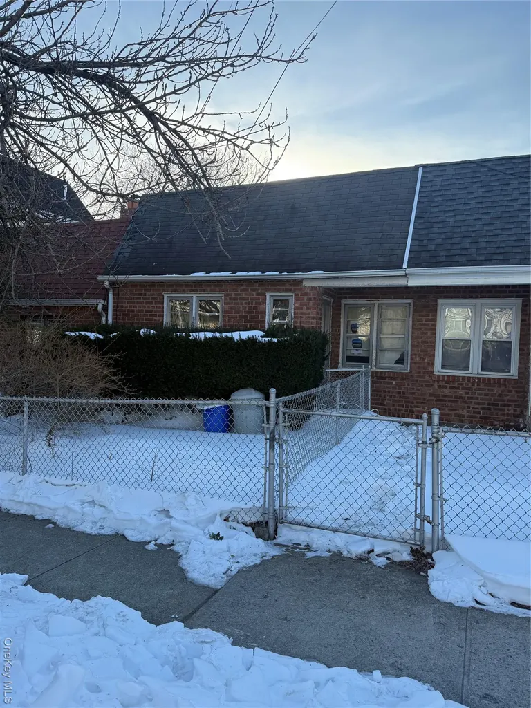 3832 215th Place Bayside NY 11361