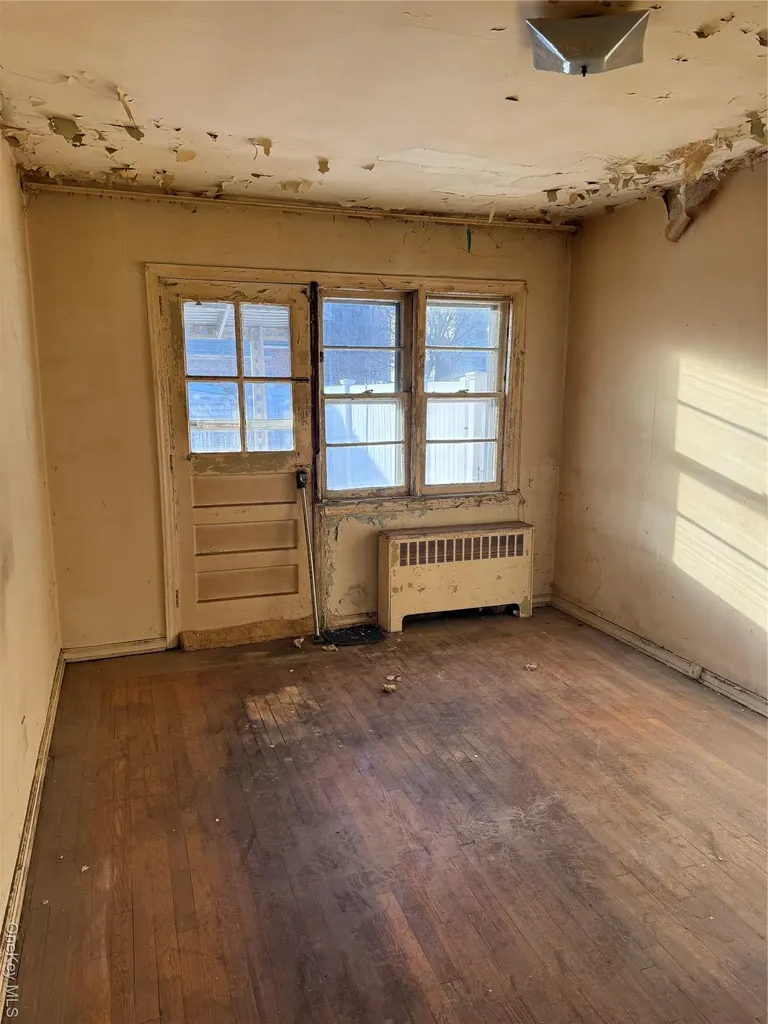 3832 215th Place Bayside NY 11361