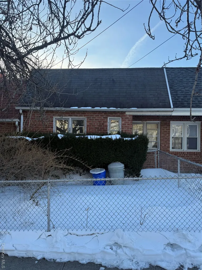 3832 215th Place Bayside NY 11361
