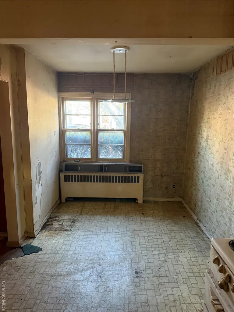 3832 215th Place Bayside NY 11361