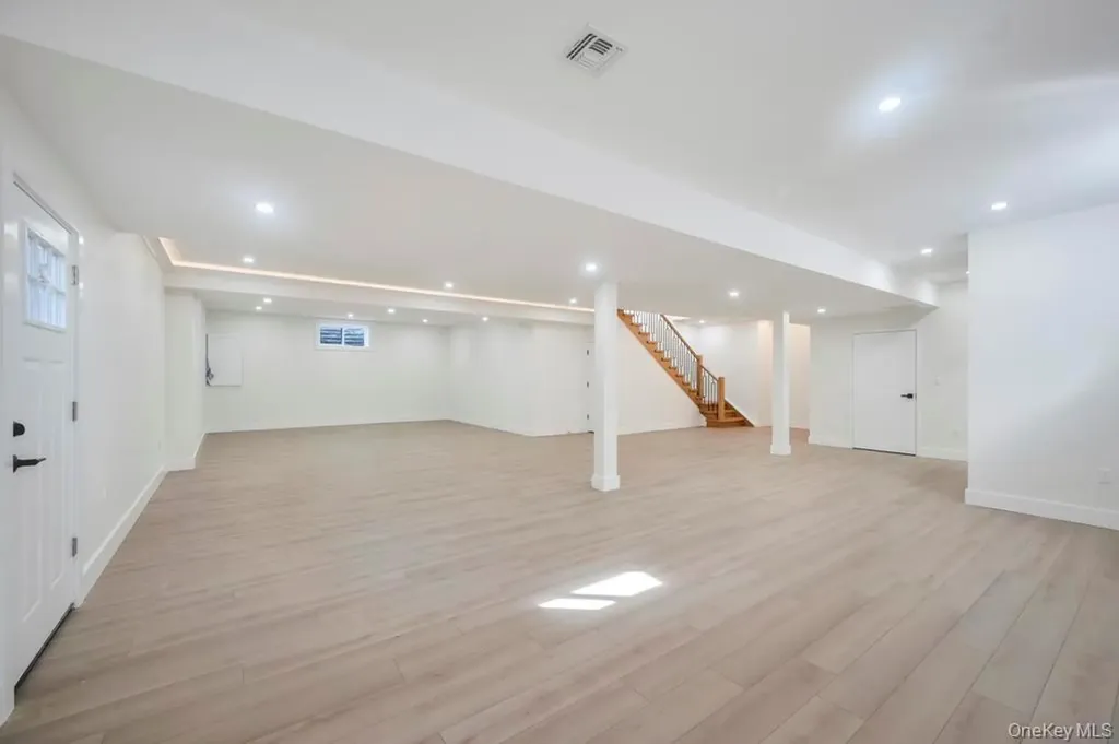 43 W Cabot Lane Westbury NY 11590