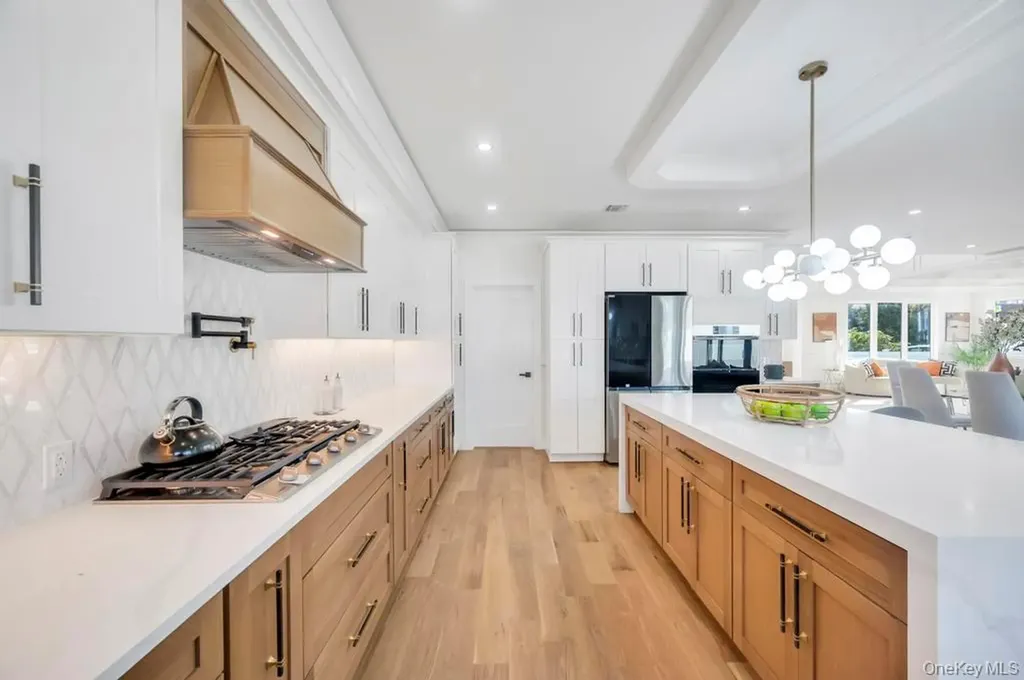 43 W Cabot Lane Westbury NY 11590