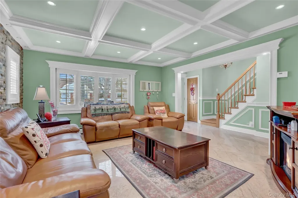 122 Laurel Drive New Hyde Park NY 11040
