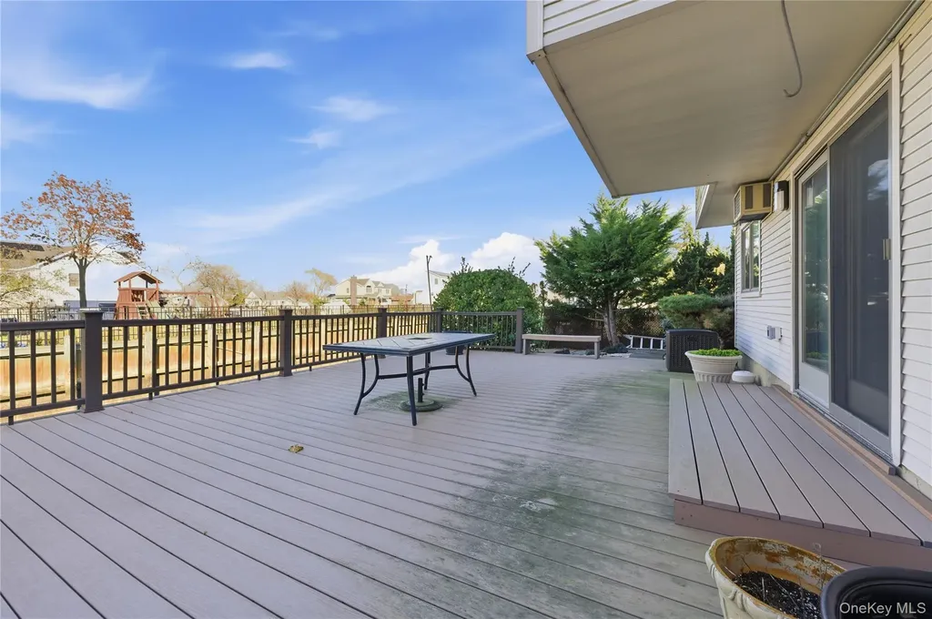 613 Smith Place Oceanside NY 11572